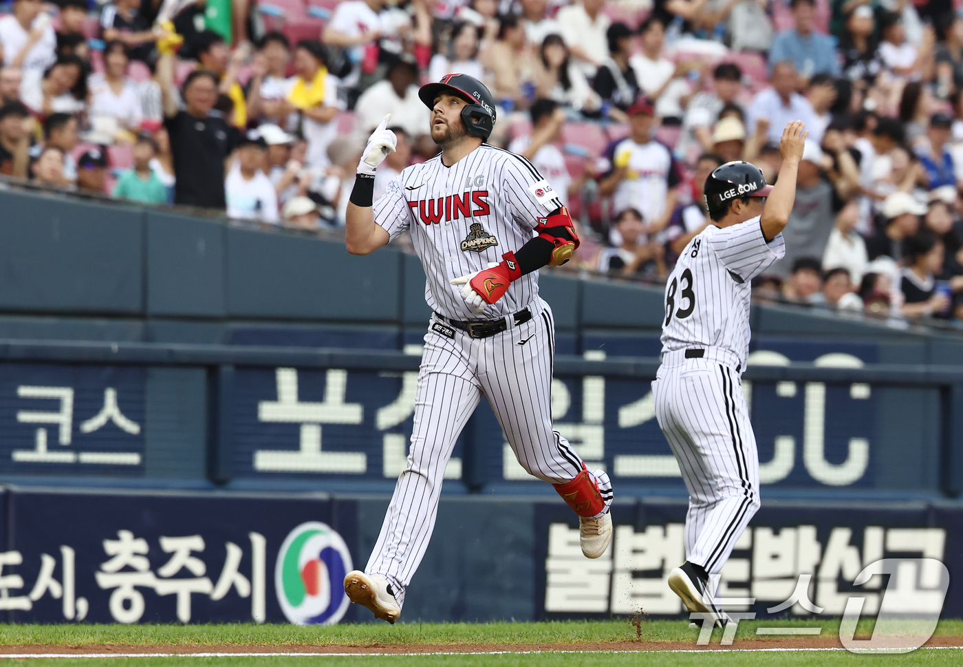 (서울=뉴스1) 김민지 기자 = 16일 오후 서울 송파구 잠실야구장에서 열린 '2026 신한SOL KBO리그' LG 트윈스와 KT 위즈의 경기, 1회말 2사 주자 없는 상황에 솔로 …