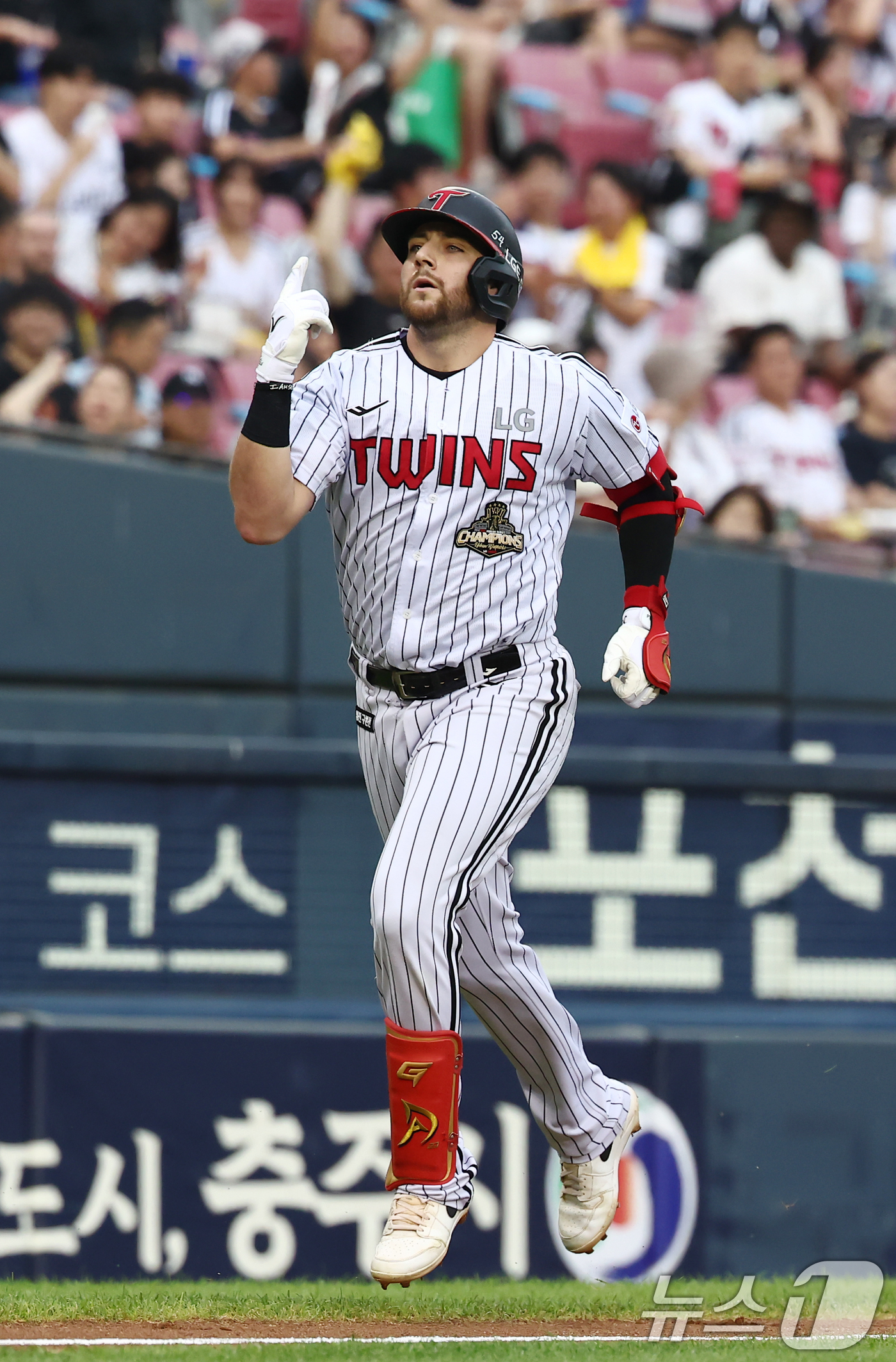 (서울=뉴스1) 김민지 기자 = 16일 오후 서울 송파구 잠실야구장에서 열린 '2026 신한SOL KBO리그' LG 트윈스와 KT 위즈의 경기, 1회말 2사 주자 없는 상황에 솔로 …