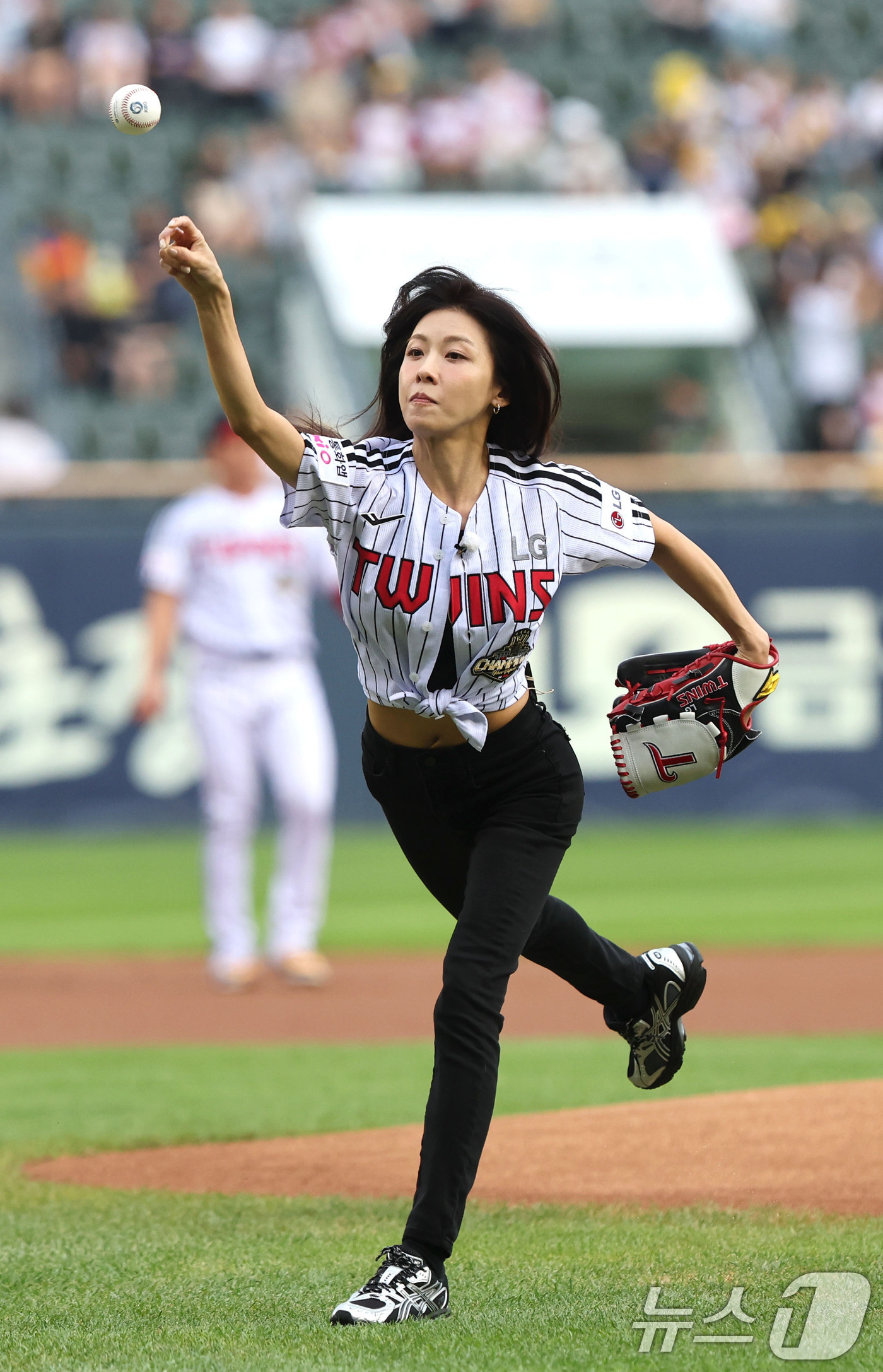 (서울=뉴스1) 이종수 기자 = 배우 하지원이 16일 오후 서울 송파구 잠실야구장에서 열린 '2026 신한SOL KBO리그' LG 트윈스와 KT 위즈의 경기에서 승리 기원 시구를 …