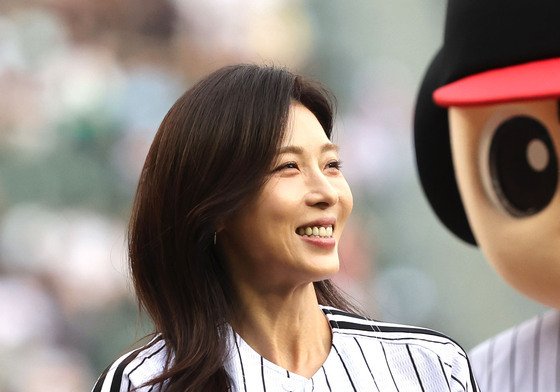 미소 짓는 하지원