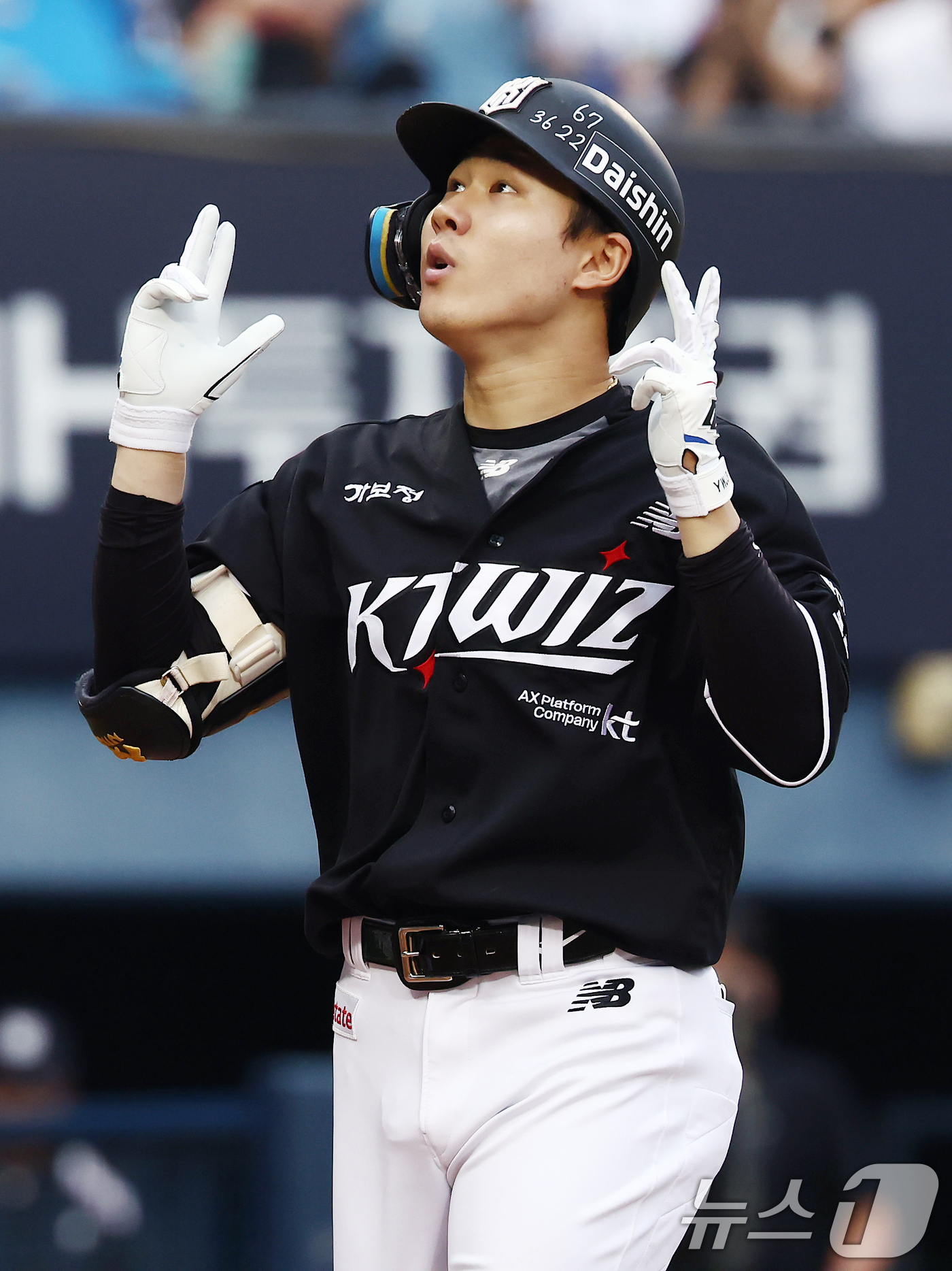 (서울=뉴스1) 김민지 기자 = 16일 오후 서울 송파구 잠실야구장에서 열린 '2026 신한SOL KBO리그' LG 트윈스와 KT 위즈의 경기, 2회초 2사 주자 1,3루 상황에 …