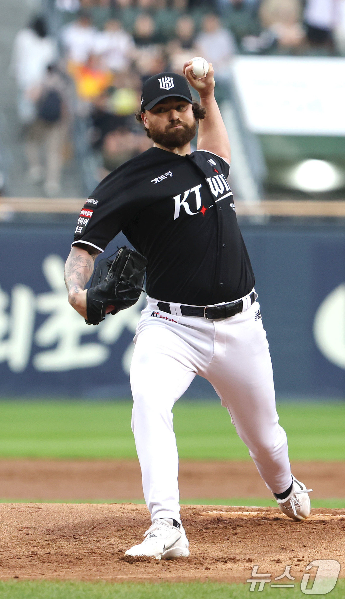 (서울=뉴스1) 이종수 기자 = KT 선발 투수 로건 앨런이 16일 오후 서울 송파구 잠실야구장에서 열린 '2026 신한SOL KBO리그' LG 트윈스와 KT 위즈의 경기에서 1회 …