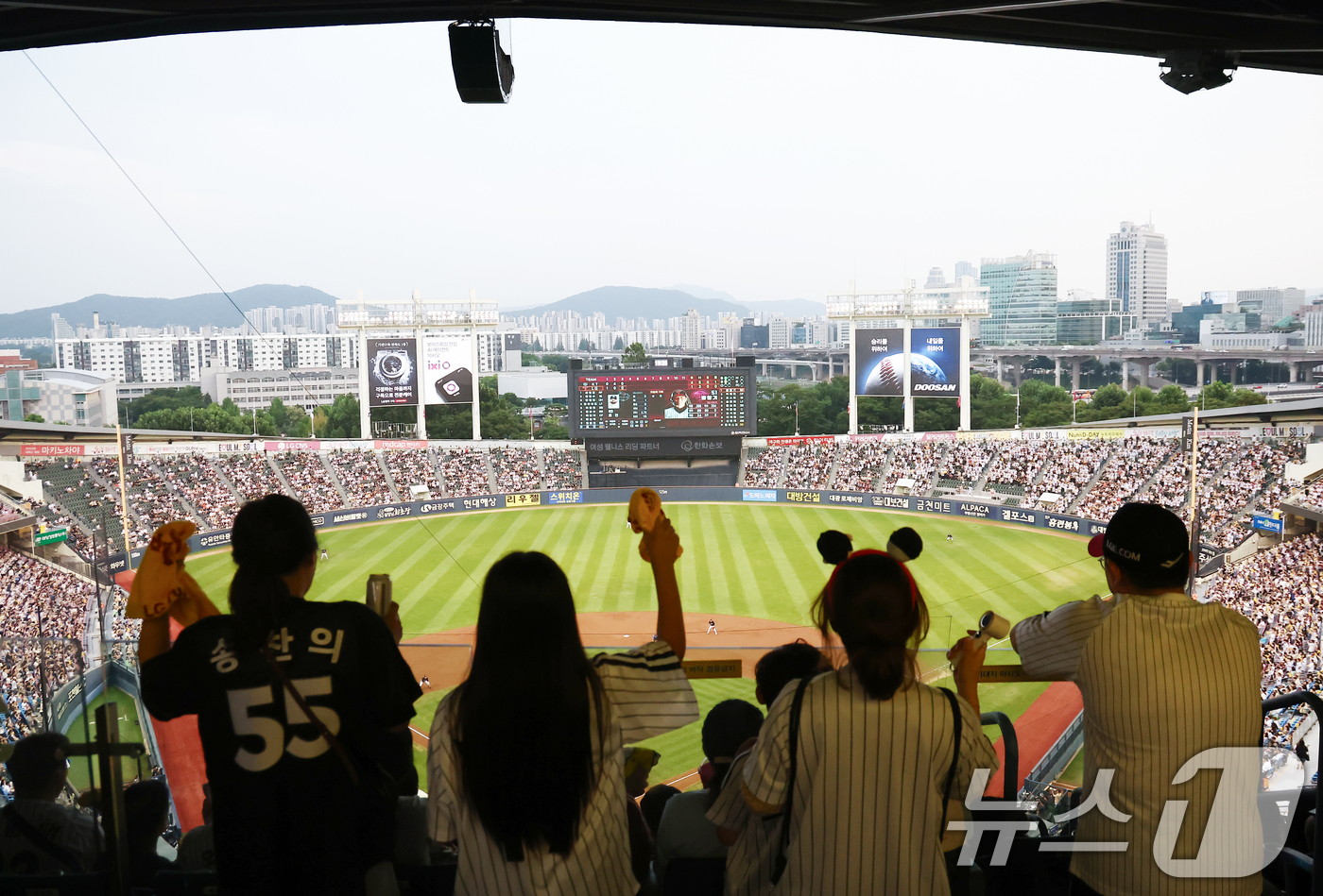 (서울=뉴스1) 김민지 기자 = 프로야구 후반기 일정이 시작된 16일 오후 서울 송파구 잠실야구장에서 열린 '2026 신한SOL KBO리그' LG 트윈스와 KT 위즈의 경기에서 관 …