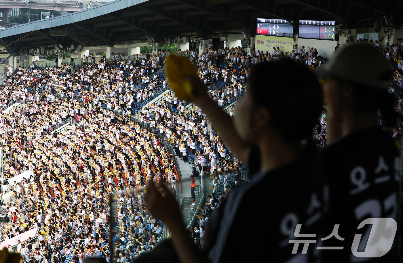 (서울=뉴스1) 김민지 기자 = 프로야구 후반기 일정이 시작된 16일 오후 서울 송파구 잠실야구장에서 열린 '2026 신한SOL KBO리그' LG 트윈스와 KT 위즈의 경기에서 관 …