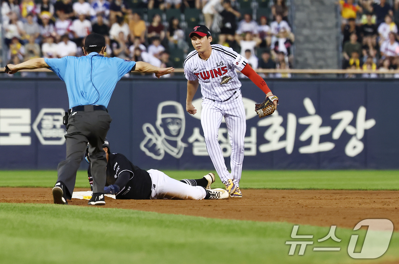 (서울=뉴스1) 김민지 기자 = 16일 오후 서울 송파구 잠실야구장에서 열린 '2026 신한SOL KBO리그' LG 트윈스와 KT 위즈의 경기, 4회초 2사 1루 상황에서 KT 최 …