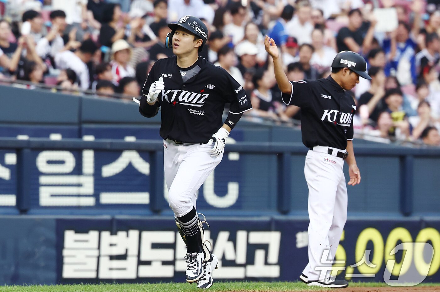 본문 이미지 - 16일 오후 서울 송파구 잠실야구장에서 열린 '2026 신한SOL KBO리그' LG 트윈스와 KT 위즈의 경기, 2회초 2사 1,3루 상황에서 KT 최원준이 3점 홈런을 친 뒤 달리고 있다. 2026.7.16 ⓒ 뉴스1 김민지 기자