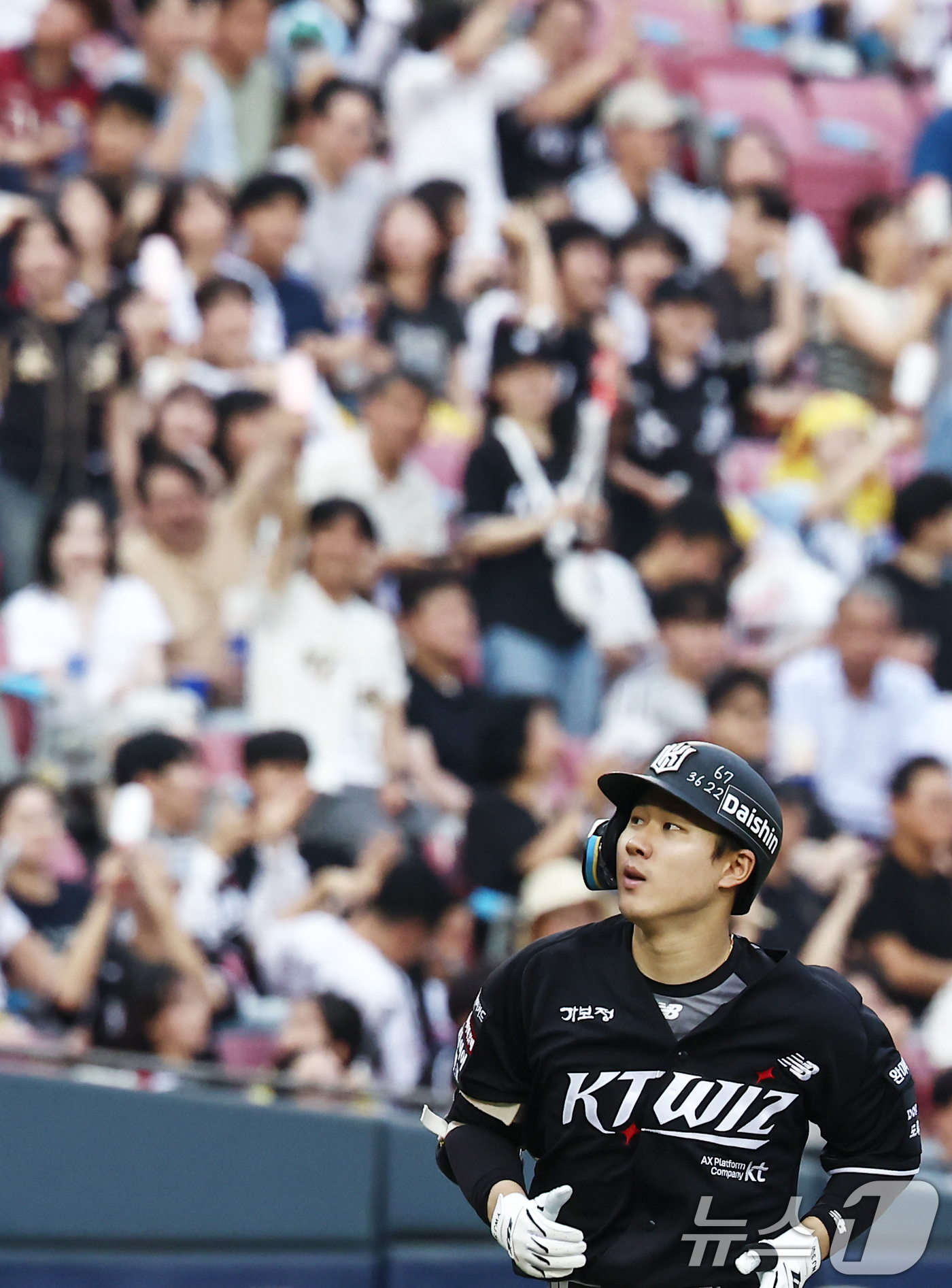 (서울=뉴스1) 김민지 기자 = 16일 오후 서울 송파구 잠실야구장에서 열린 '2026 신한SOL KBO리그' LG 트윈스와 KT 위즈의 경기, 2회초 2사 1,3루 상황에서 KT …