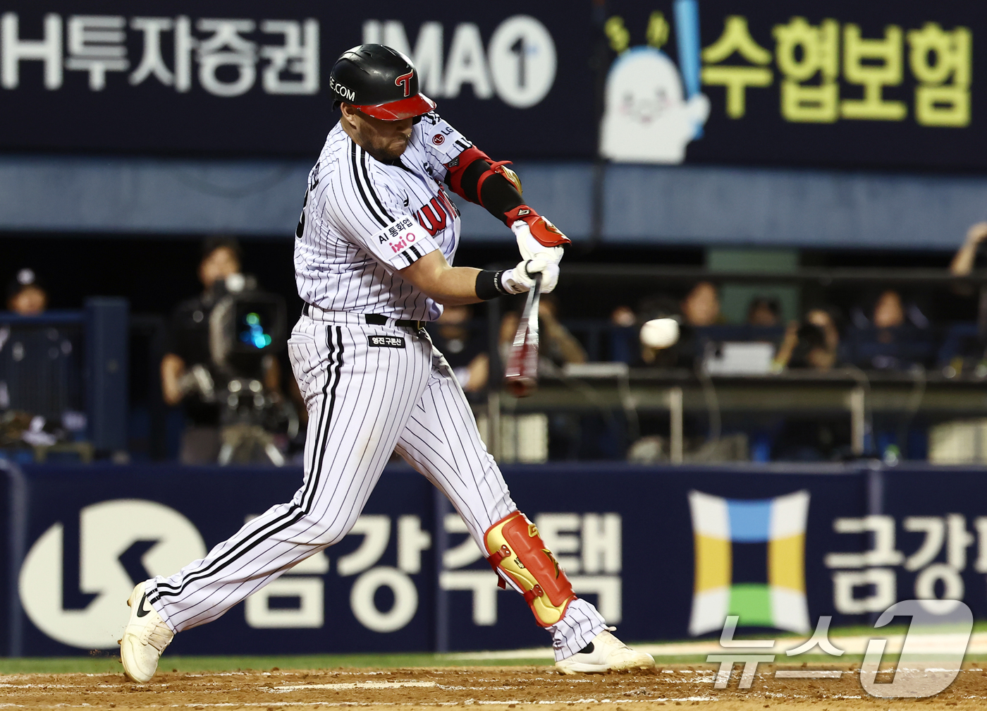 (서울=뉴스1) 김민지 기자 = 16일 오후 서울 송파구 잠실야구장에서 열린 '2026 신한SOL KBO리그' LG 트윈스와 KT 위즈의 경기, 5회말 2사 주자 없는 상황에서 L …