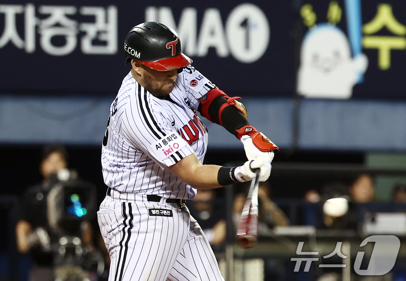 (서울=뉴스1) 김민지 기자 = 16일 오후 서울 송파구 잠실야구장에서 열린 '2026 신한SOL KBO리그' LG 트윈스와 KT 위즈의 경기, 5회말 2사 주자 없는 상황에서 L …