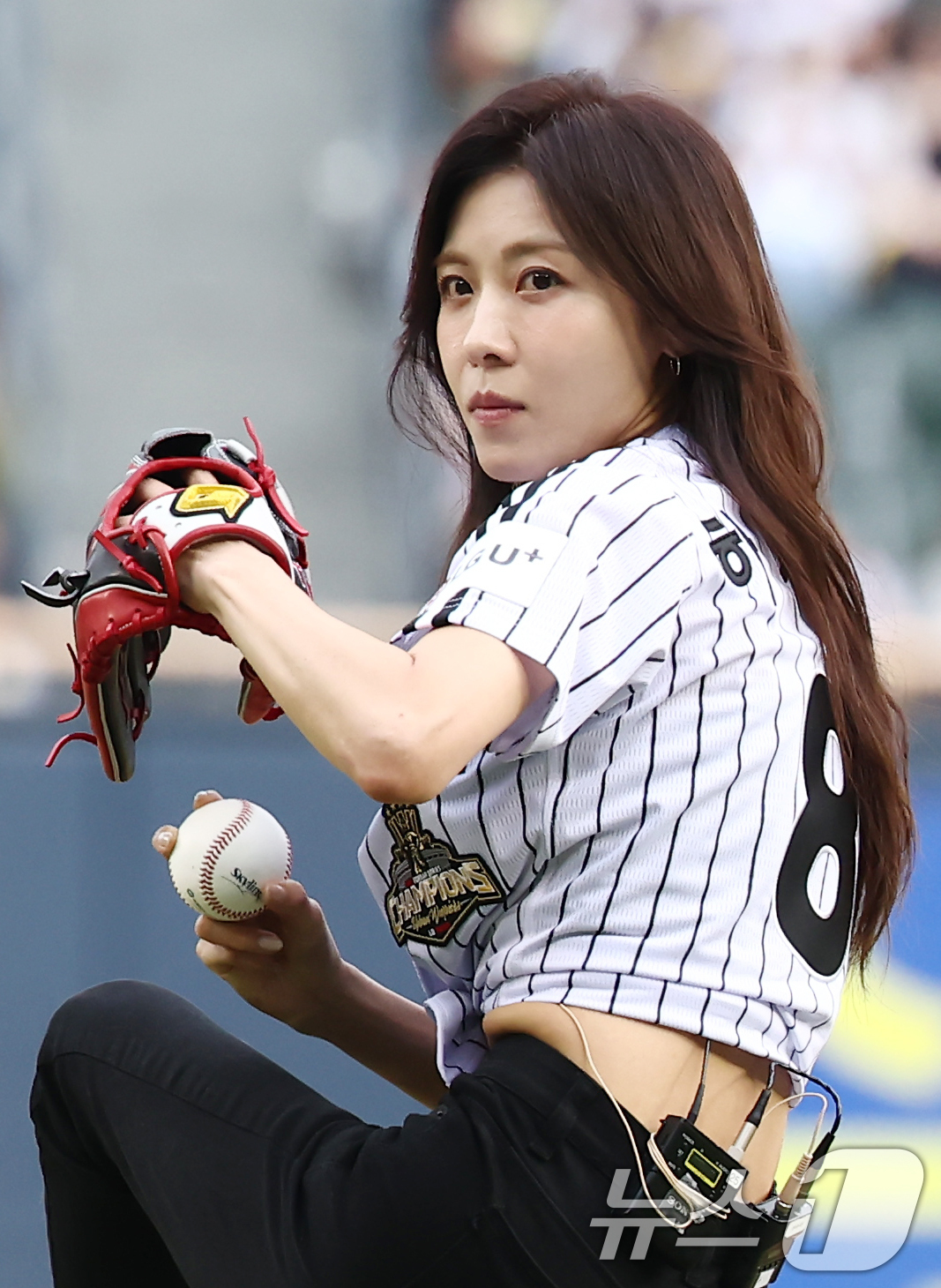 (서울=뉴스1) 김민지 기자 = 배우 하지원이 16일 오후 서울 송파구 잠실야구장에서 열린 '2026 신한SOL KBO리그' LG 트윈스와 KT 위즈의 경기에서 승리 기원 시구를 …