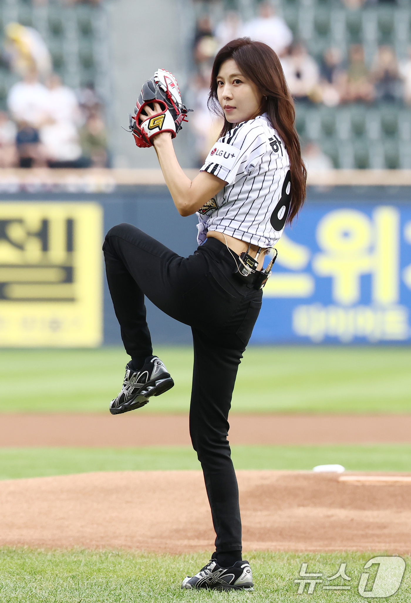 (서울=뉴스1) 김민지 기자 = 배우 하지원이 16일 오후 서울 송파구 잠실야구장에서 열린 '2026 신한SOL KBO리그' LG 트윈스와 KT 위즈의 경기에서 승리 기원 시구를 …