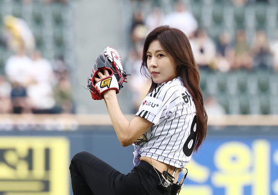 하지원, 시구 폼도 완벽한 여신