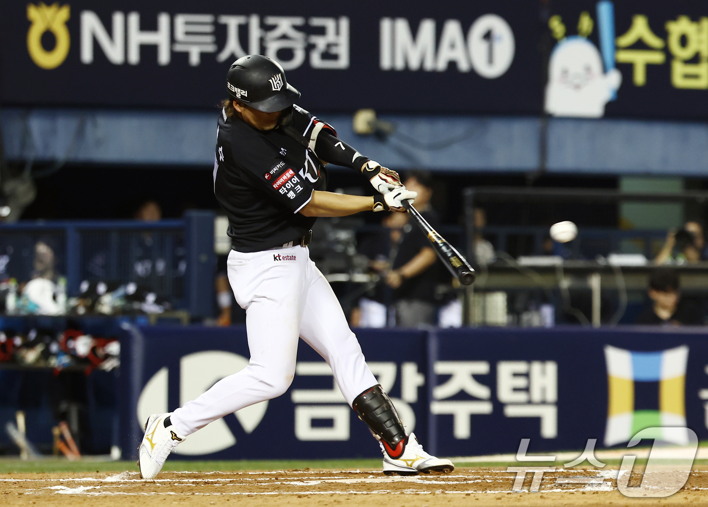 (서울=뉴스1) 김민지 기자 = 16일 오후 서울 송파구 잠실야구장에서 열린 '2026 신한SOL KBO리그' LG 트윈스와 KT 위즈의 경기, 6회초 KT 선두타자 김상수가 2루 …