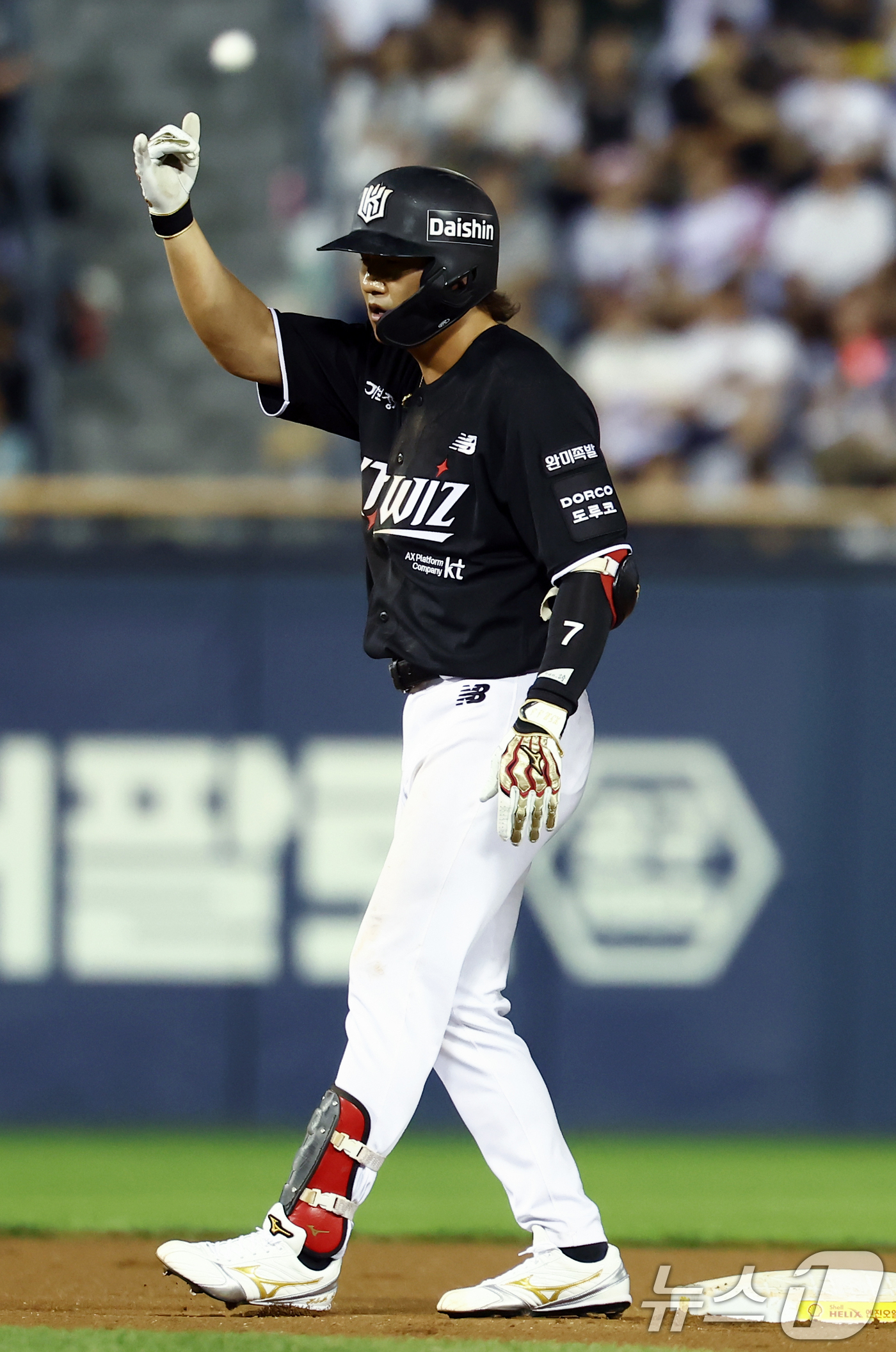 (서울=뉴스1) 김민지 기자 = 16일 오후 서울 송파구 잠실야구장에서 열린 '2026 신한SOL KBO리그' LG 트윈스와 KT 위즈의 경기, 6회초 KT 선두타자 김상수가 2루 …