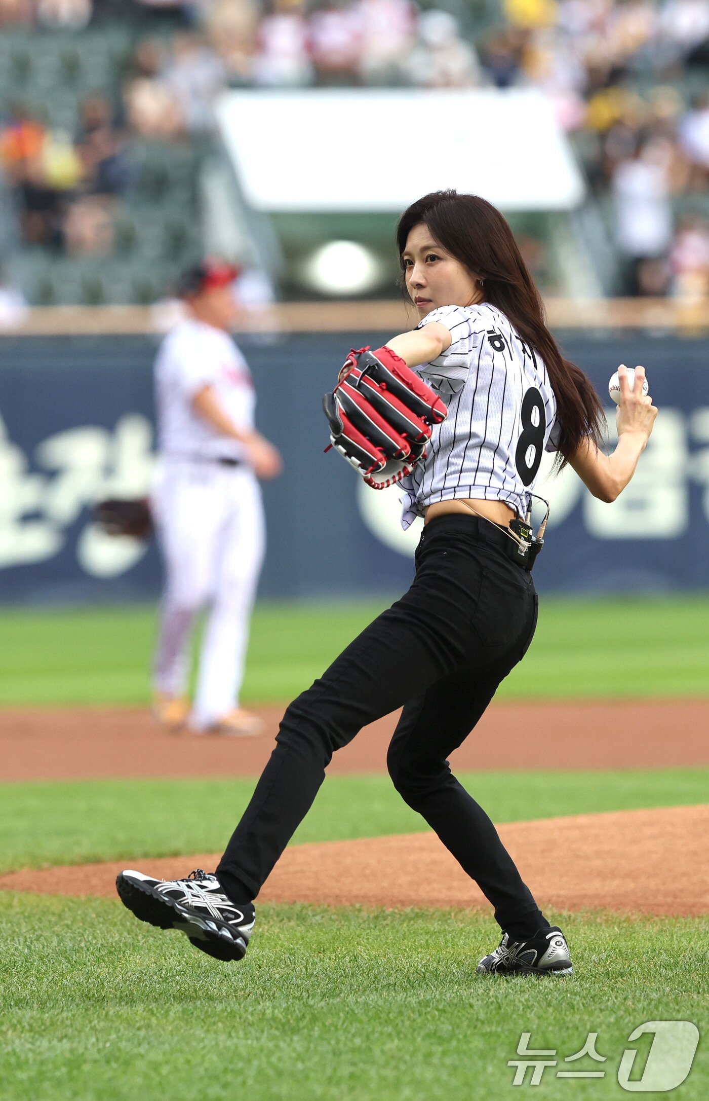 본문 이미지 - 배우 하지원이 16일 오후 서울 송파구 잠실야구장에서 열린 '2026 신한SOL KBO리그' LG 트윈스와 KT 위즈의 경기에서 승리 기원 시구를 하고 있다. 2026.7.16 ⓒ 뉴스1 이종수 기자