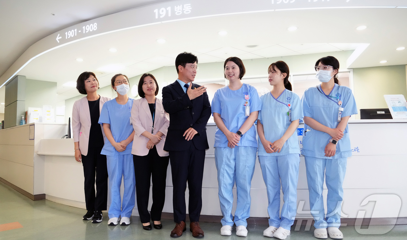 (서울=뉴스1) = 김영훈 고용노동부 장관이 16일 오후 서울시 서대문구 연세대학교 의료원 산하 세브란스병원을 방문해 주4일제 시범 운영 병동을 둘러본 후 의료진과 대화를 나누고 …
