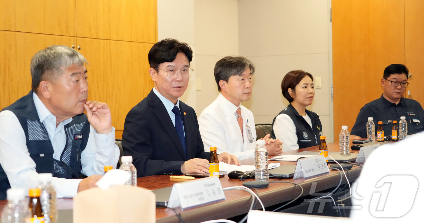 (서울=뉴스1) = 김영훈 고용노동부 장관이 16일 오후 서울시 서대문구 연세대학교 의료원 산하 세브란스병원을 방문해 주4일제 시범 운영 병동을 둘러보고, 병원 노사 및 전문가와 …