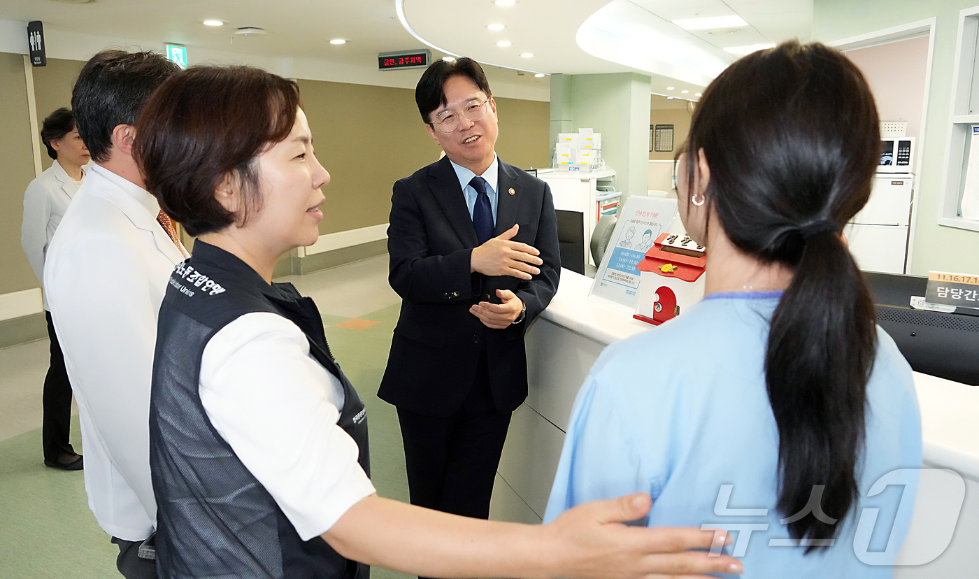 (서울=뉴스1) = 김영훈 고용노동부 장관이 16일 오후 서울시 서대문구 연세대학교 의료원 산하 세브란스병원을 방문해 주4일제 시범 운영 병동을 둘러본 후 의료진과 대화를 나누고 …