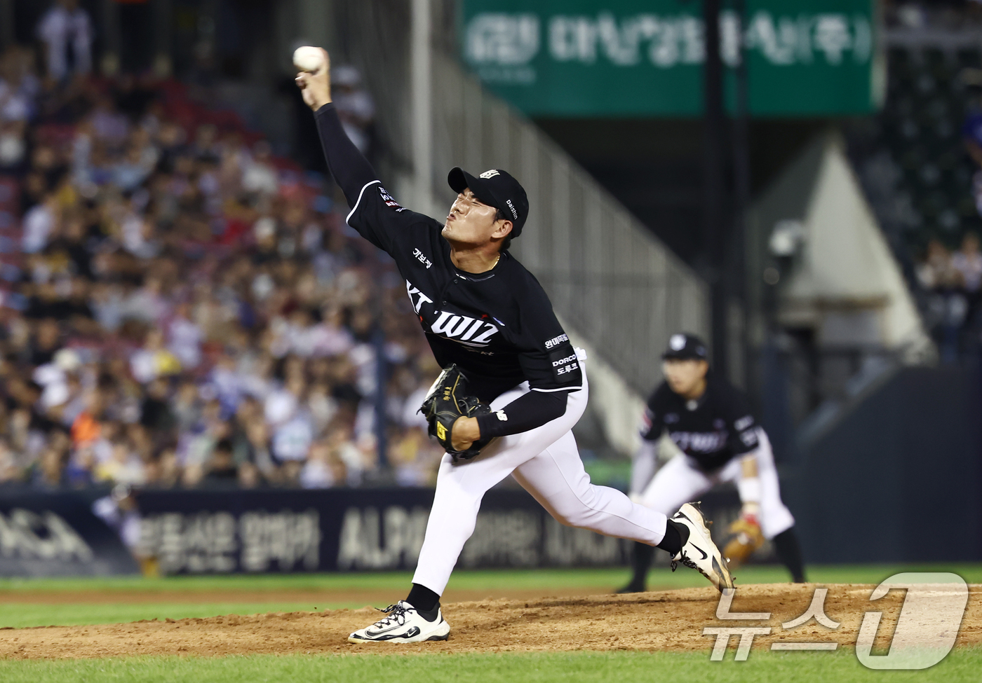 (서울=뉴스1) 김민지 기자 = 16일 오후 서울 송파구 잠실야구장에서 열린 '2026 신한SOL KBO리그' LG 트윈스와 KT 위즈의 경기 6회말 마운드에 오른 KT 이상동이 …
