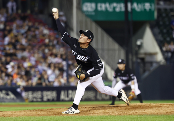 6회말 마운드 오른 KT 이상동