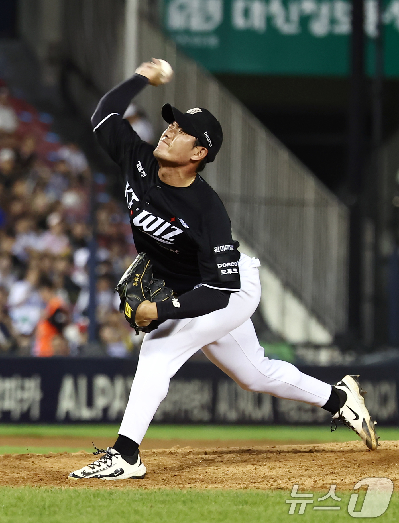 (서울=뉴스1) 김민지 기자 = 16일 오후 서울 송파구 잠실야구장에서 열린 '2026 신한SOL KBO리그' LG 트윈스와 KT 위즈의 경기 6회말 마운드에 오른 KT 이상동이 …
