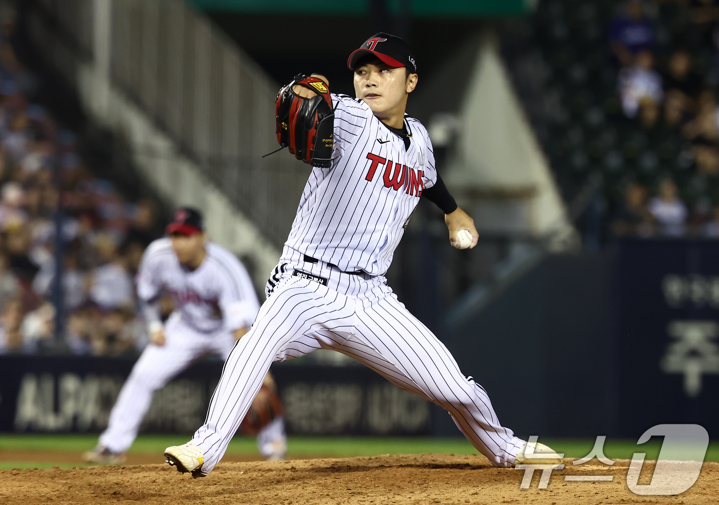 (서울=뉴스1) 김민지 기자 = 16일 오후 서울 송파구 잠실야구장에서 열린 '2026 신한SOL KBO리그' LG 트윈스와 KT 위즈의 경기 7회초 마운드에 오른 LG 김윤식이 …