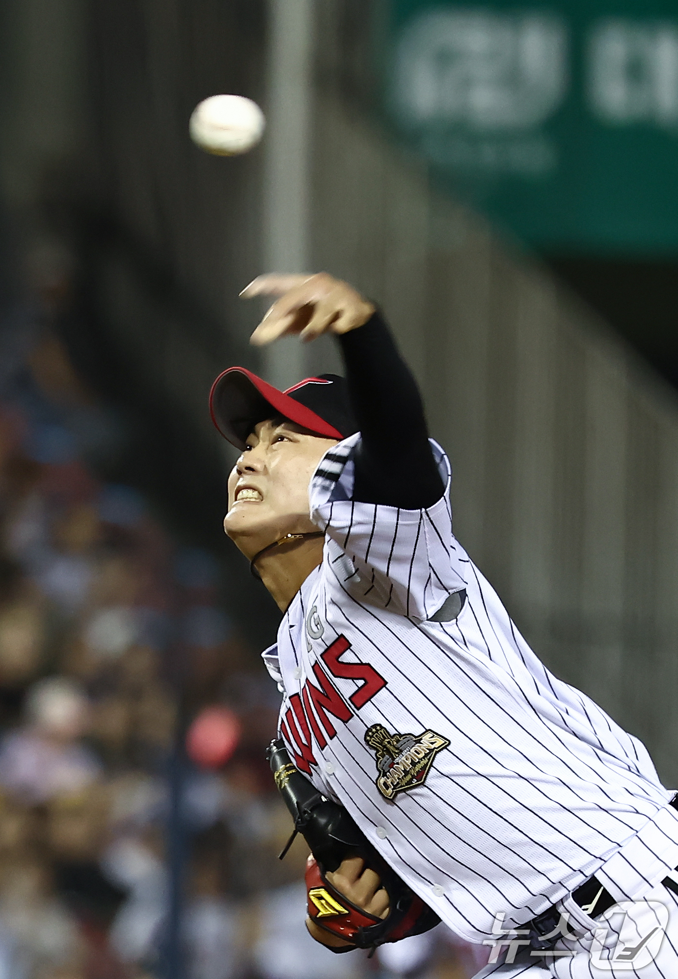 (서울=뉴스1) 김민지 기자 = 16일 오후 서울 송파구 잠실야구장에서 열린 '2026 신한SOL KBO리그' LG 트윈스와 KT 위즈의 경기 7회초 마운드에 오른 LG 김윤식이 …