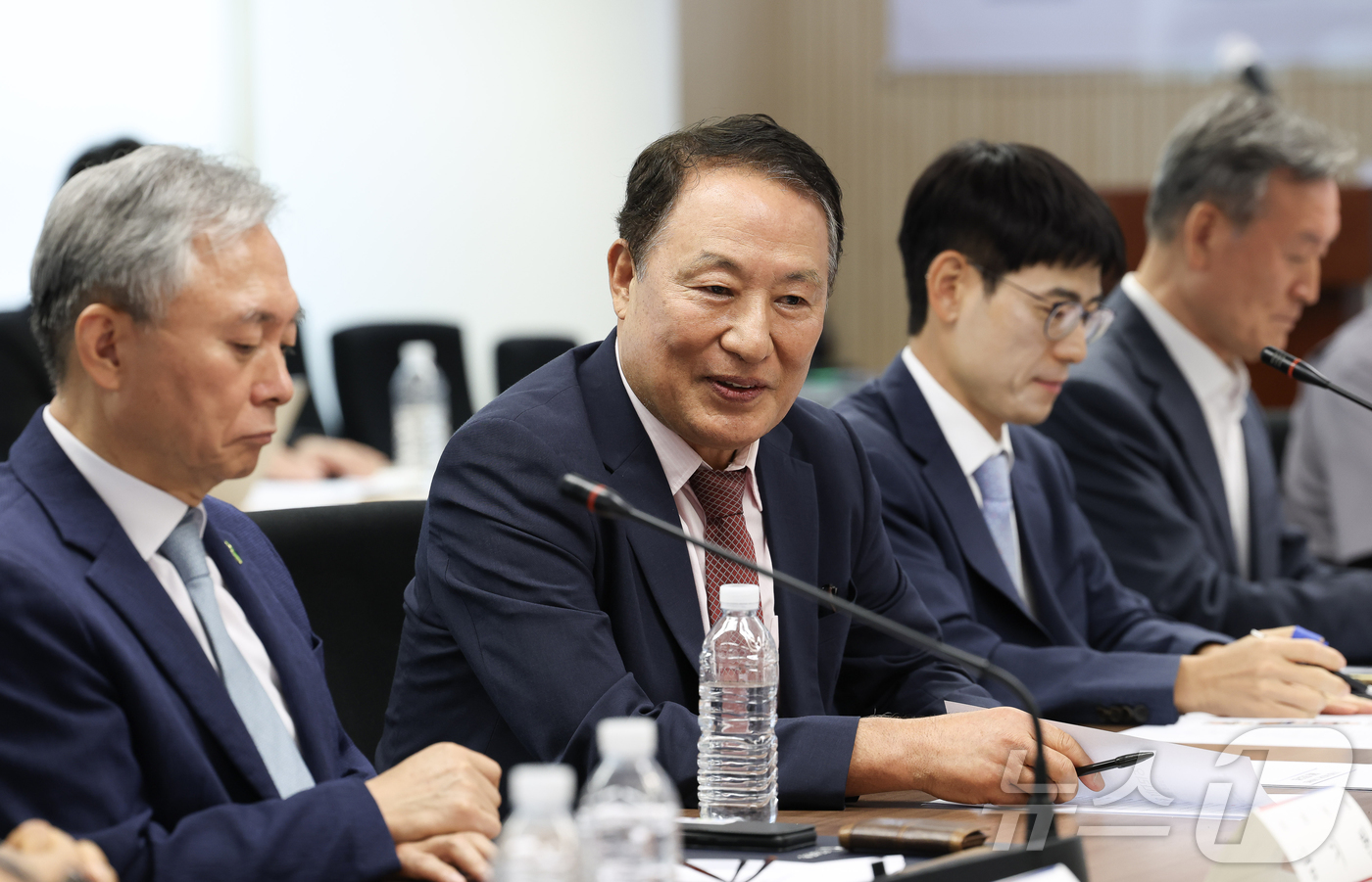 (서울=뉴스1) = 양영철 제주대학교 명예교수가 16일 오후 서울 종로구 대한민국시도지사협의회 대회의실에서 열린 '자치경찰 제도개선 자문위원회 출범회의'에서 위원장으로 선출된 뒤 …