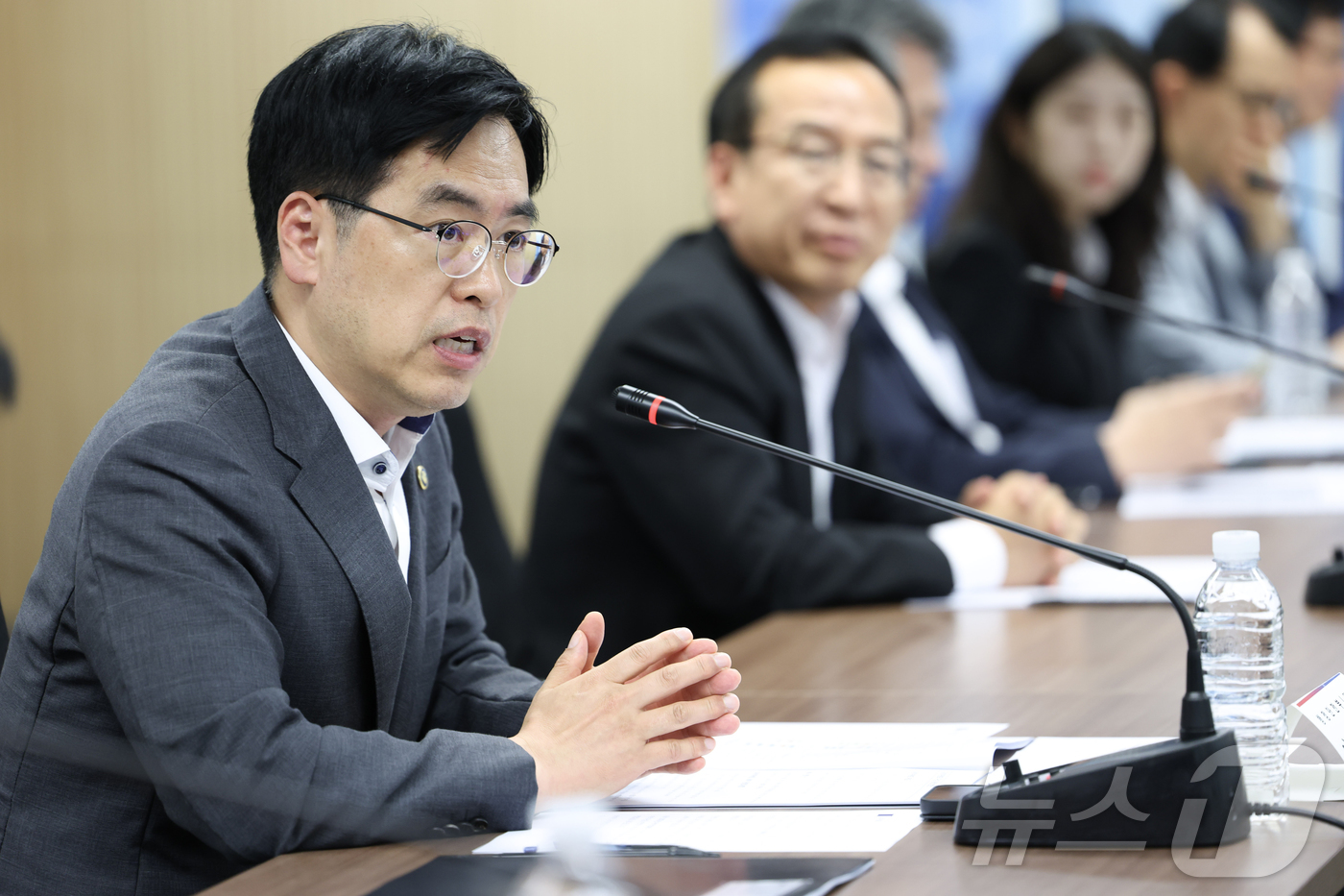 (서울=뉴스1) = 김민재 행정안전부 차관이 16일 오후 서울 종로구 대한민국시도지사협의회 대회의실에서 열린 '자치경찰 제도개선 자문위원회 출범회의'에 참석해 인사말을 하고 있다. …