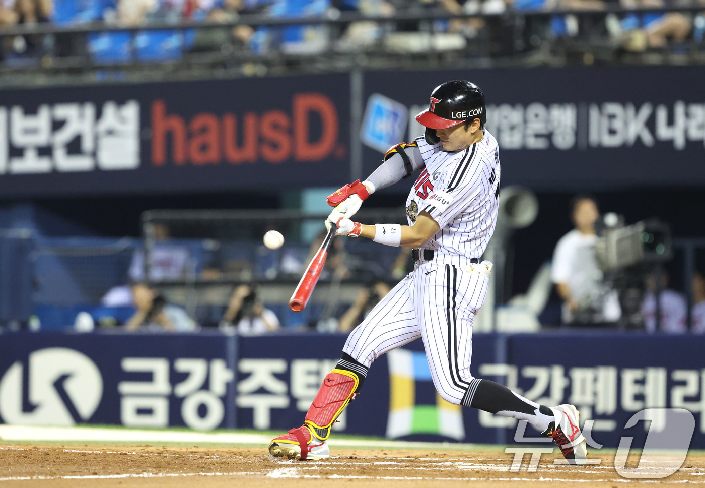 (서울=뉴스1) 이종수 기자 = LG 외야수 박해민이 16일 오후 서울 송파구 잠실야구장에서 열린 '2026 신한SOL KBO리그' LG 트윈스와 KT 위즈의 경기에서 7회말 2사 …