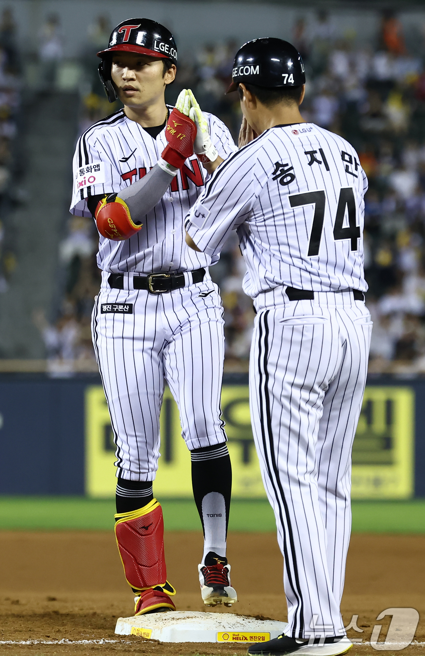 (서울=뉴스1) 김민지 기자 = 16일 오후 서울 송파구 잠실야구장에서 열린 '2026 신한SOL KBO리그' LG 트윈스와 KT 위즈의 경기, 7회말 2사 1루 상황에서 LG 박 …