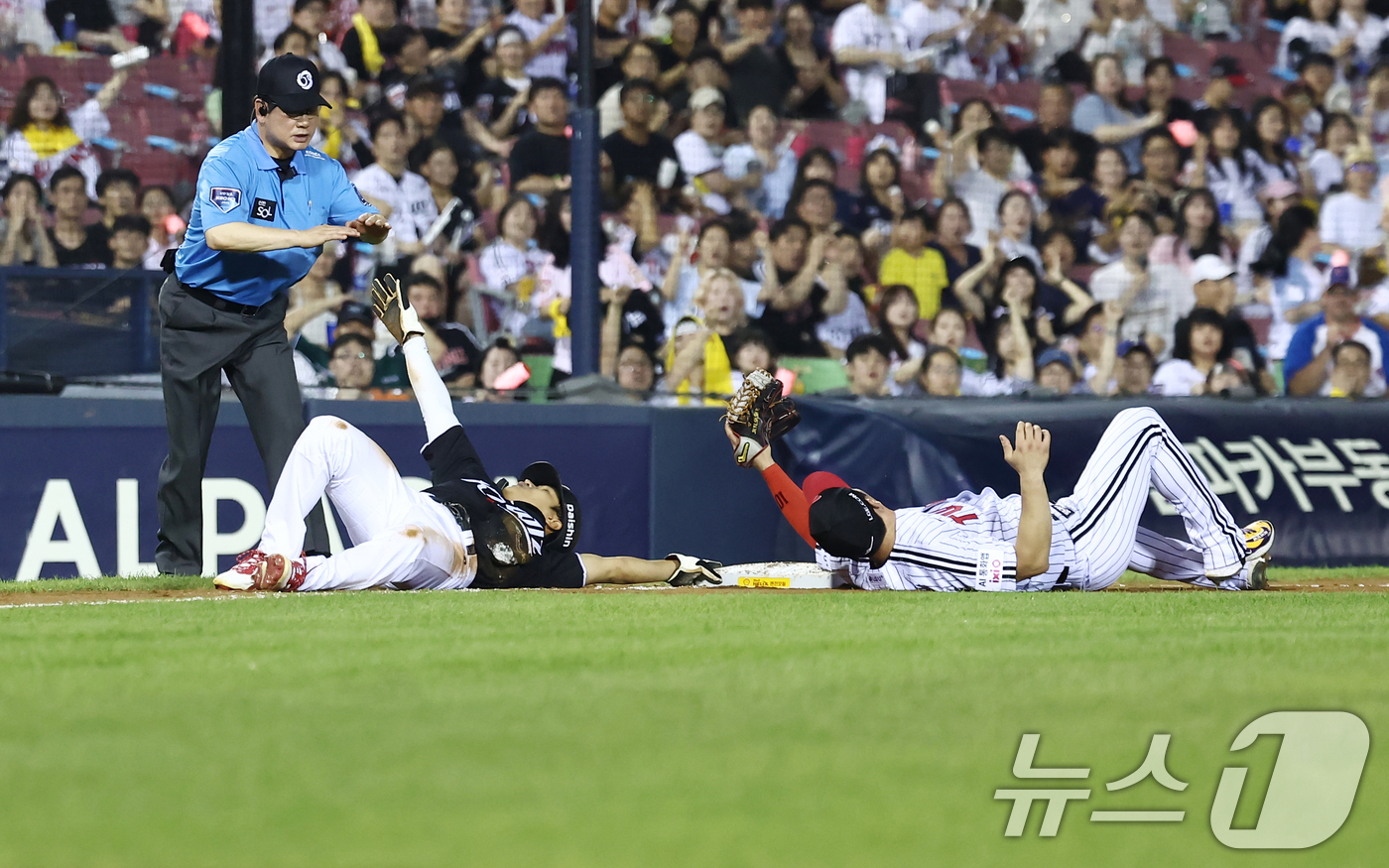 (서울=뉴스1) 김민지 기자 = 16일 오후 서울 송파구 잠실야구장에서 열린 '2026 신한SOL KBO리그' LG 트윈스와 KT 위즈의 경기 8회초 1사 1루 KT 허경민의 내야 …