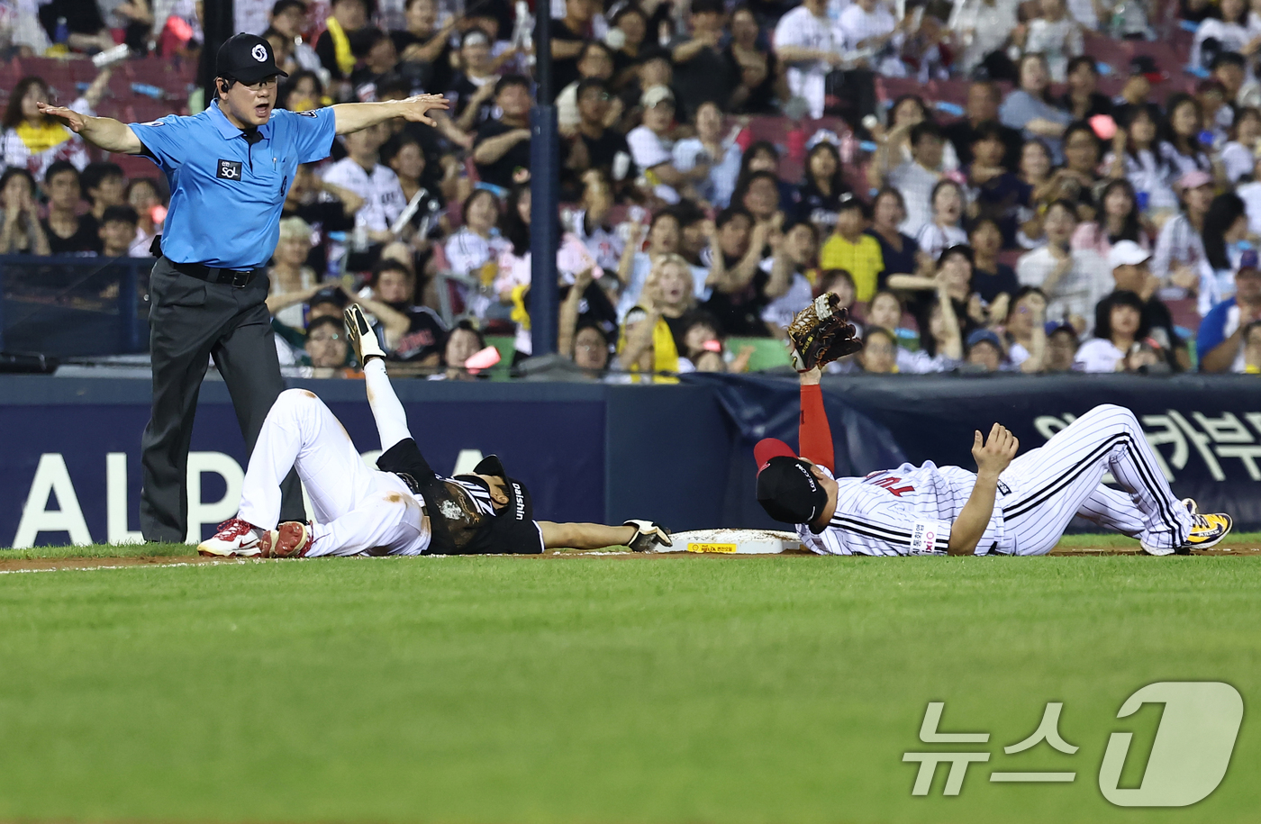 (서울=뉴스1) 김민지 기자 = 16일 오후 서울 송파구 잠실야구장에서 열린 '2026 신한SOL KBO리그' LG 트윈스와 KT 위즈의 경기 8회초 1사 1루 KT 허경민의 내야 …