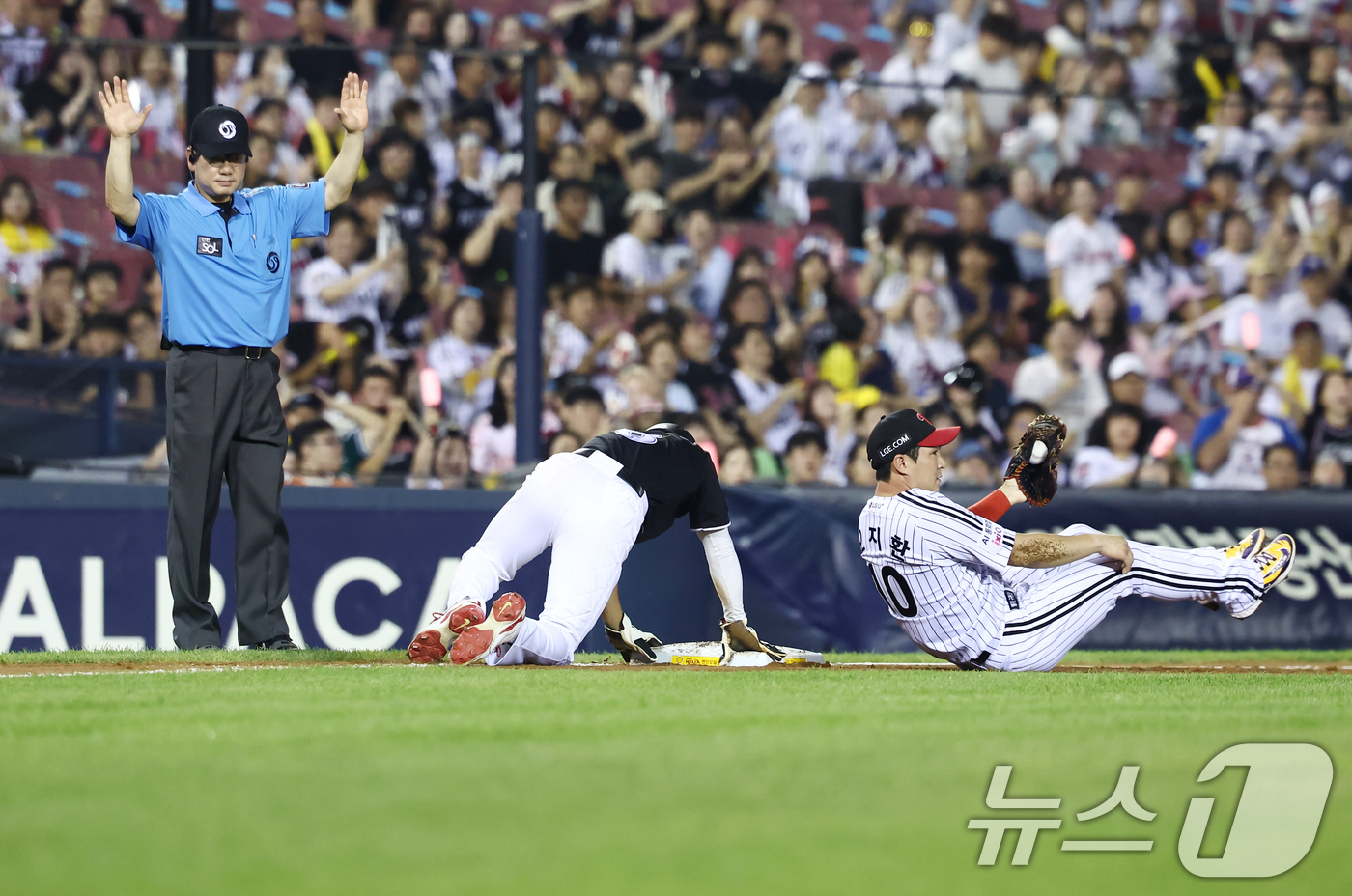 (서울=뉴스1) 김민지 기자 = 16일 오후 서울 송파구 잠실야구장에서 열린 '2026 신한SOL KBO리그' LG 트윈스와 KT 위즈의 경기 8회초 1사 1루 KT 허경민의 내야 …