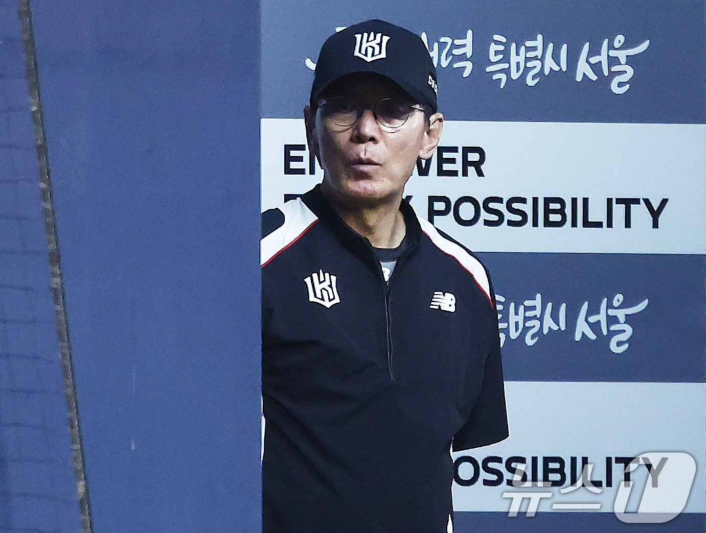 (서울=뉴스1) 김민지 기자 = 16일 오후 서울 송파구 잠실야구장에서 열린 '2026 신한SOL KBO리그' LG 트윈스와 KT 위즈의 경기에서 KT 이강철 감독이 경기를 지켜보 …
