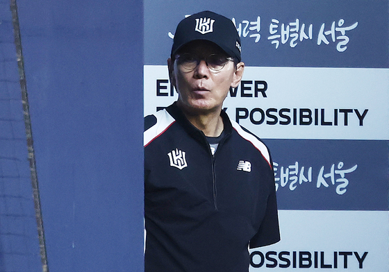 경기 지켜보는 KT 이강철 감독