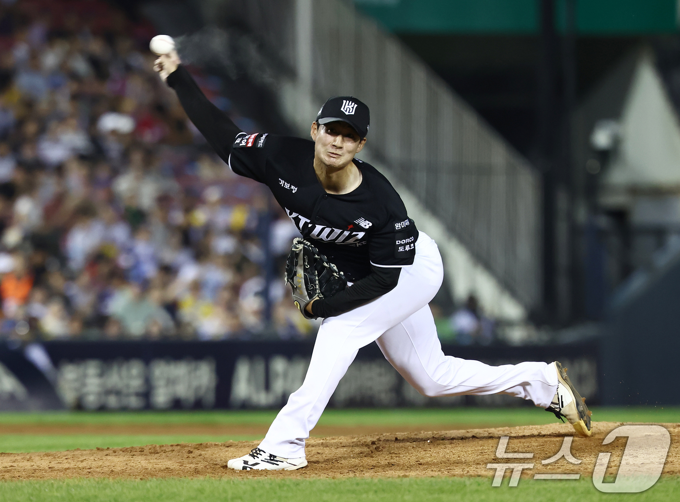 (서울=뉴스1) 김민지 기자 = 16일 오후 서울 송파구 잠실야구장에서 열린 '2026 신한SOL KBO리그' LG 트윈스와 KT 위즈의 경기 8회말 KT 스기모토가 역투하고 있다 …
