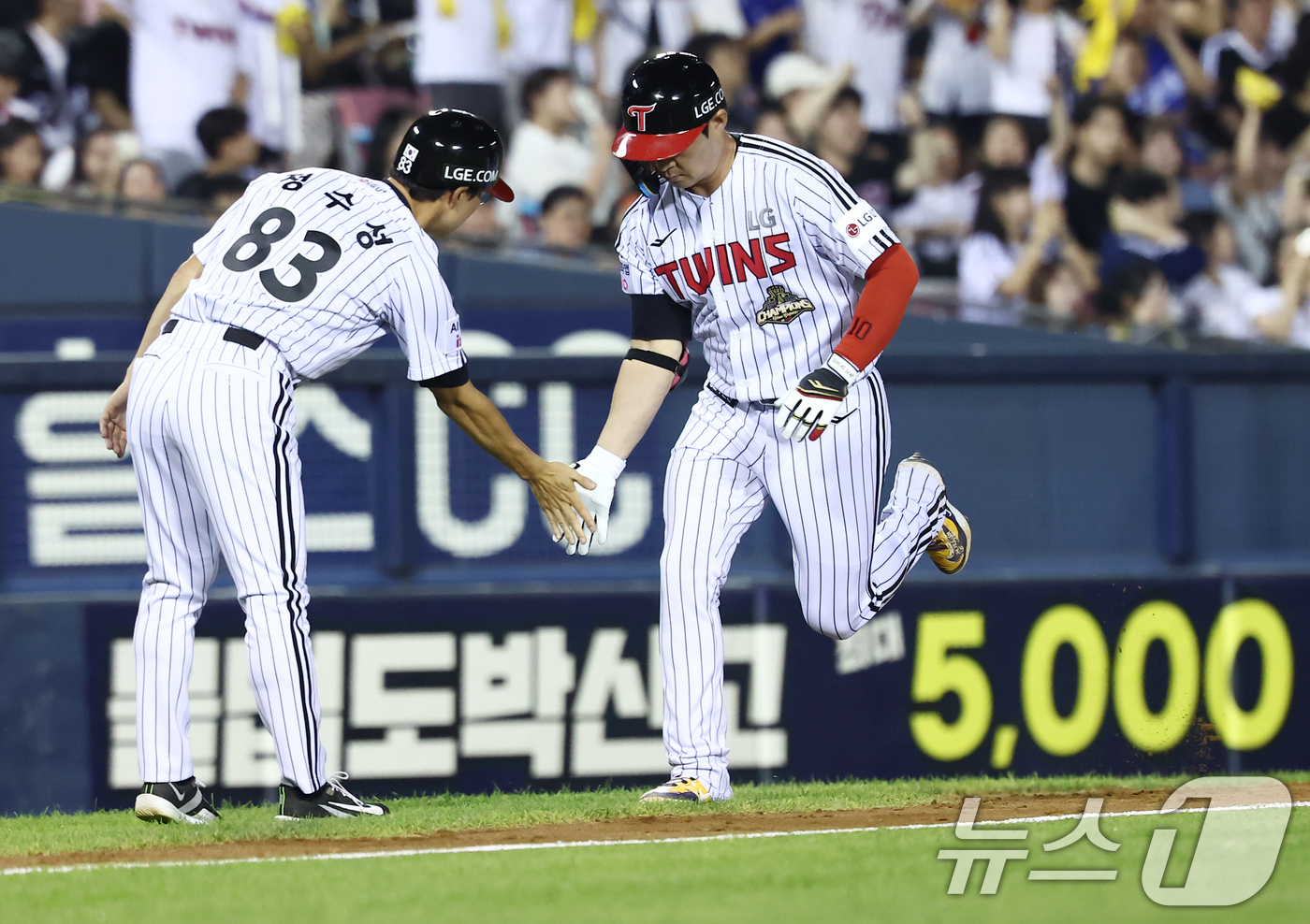 (서울=뉴스1) 김민지 기자 = 16일 오후 서울 송파구 잠실야구장에서 열린 '2026 신한SOL KBO리그' LG 트윈스와 KT 위즈의 경기, 8회말 2사 1루 상황에서 LG 오 …