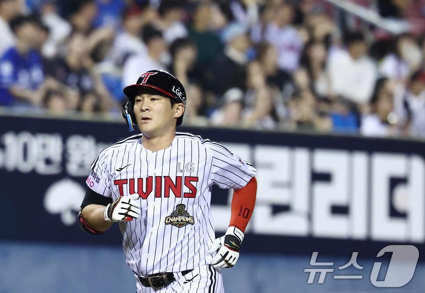 (서울=뉴스1) 김민지 기자 = 16일 오후 서울 송파구 잠실야구장에서 열린 '2026 신한SOL KBO리그' LG 트윈스와 KT 위즈의 경기, 8회말 2사 1루 상황에서 LG 오 …