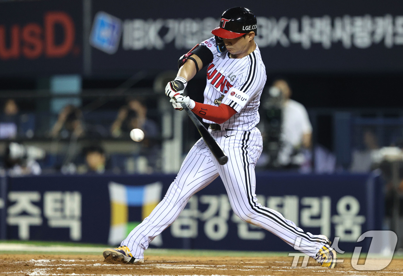 (서울=뉴스1) 이종수 기자 = 16일 서울 잠실야구장에서 열린 ‘2026 프로야구’ KT 위즈와 LG 트윈스의 경기에서 8회말 2사 1루 상황에 LG 오지환이 투런 홈런을 치고 …