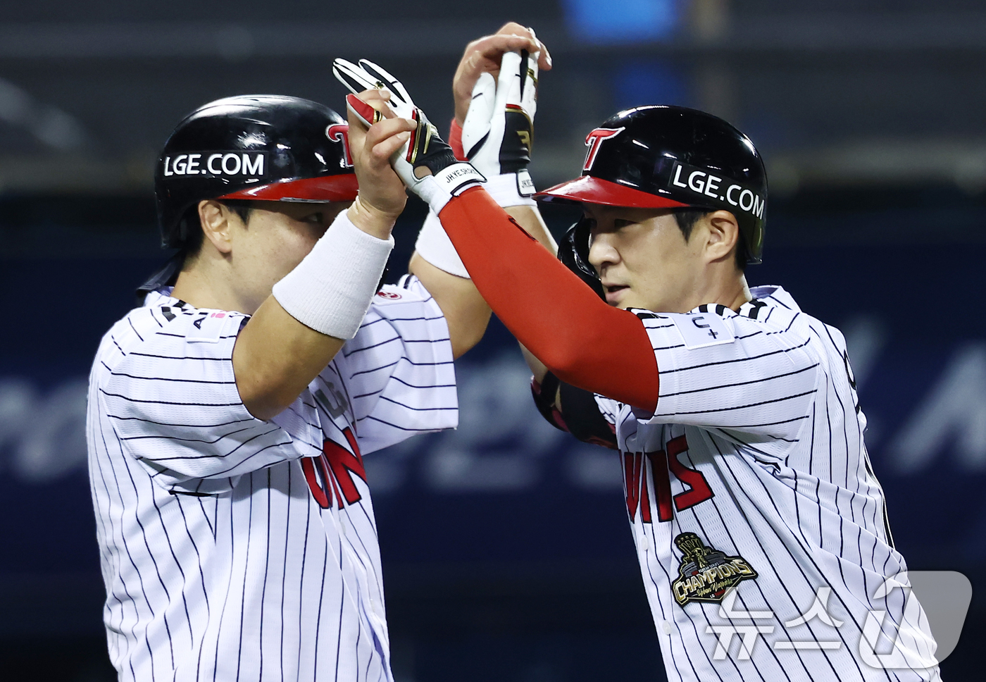 (서울=뉴스1) 김민지 기자 = 16일 오후 서울 송파구 잠실야구장에서 열린 '2026 신한SOL KBO리그' LG 트윈스와 KT 위즈의 경기, 8회말 2사 1루 상황에서 LG 오 …