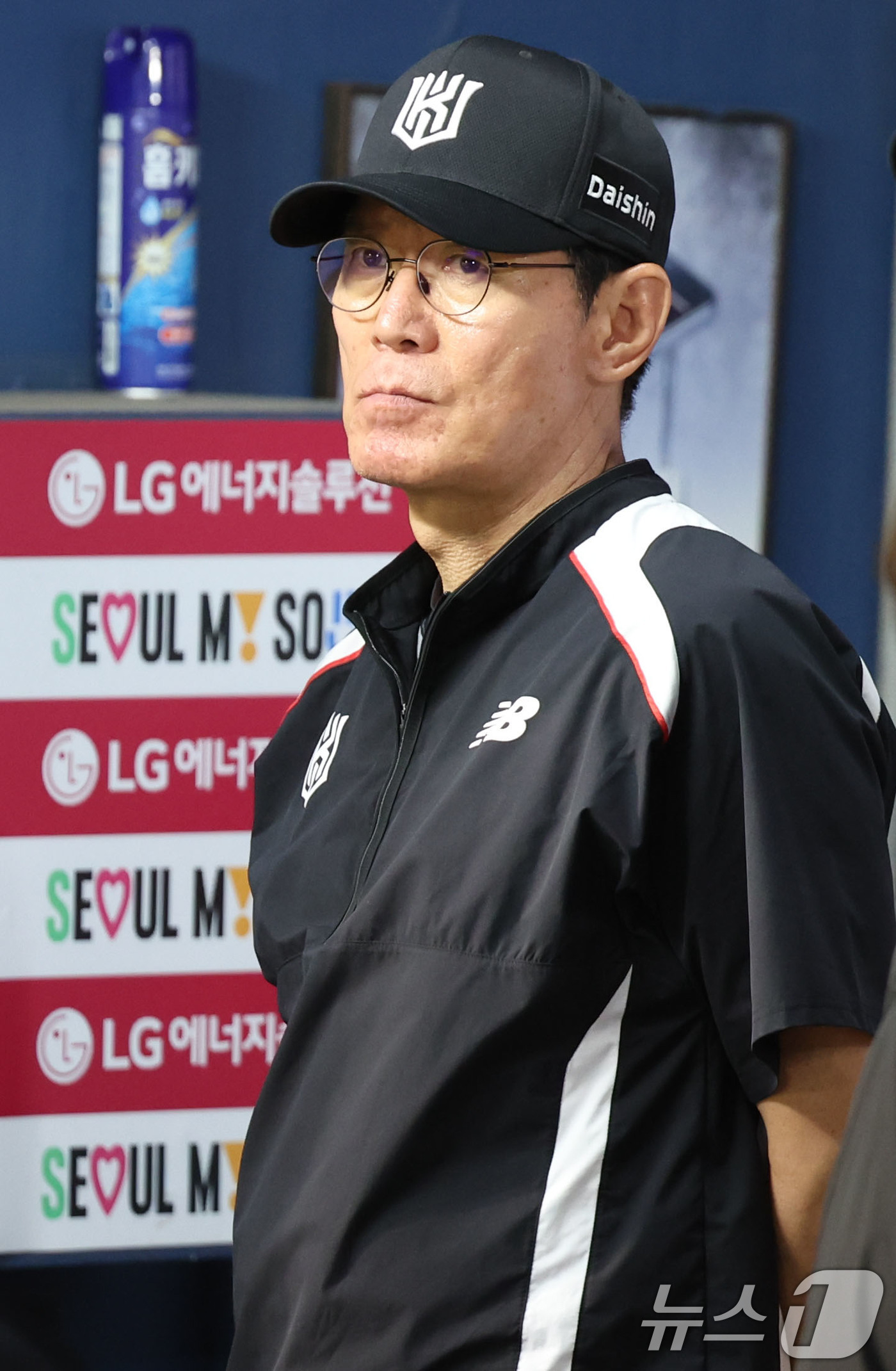 (서울=뉴스1) 이종수 기자 = 16일 서울 잠실야구장에서 열린 ‘2026 프로야구’ KT 위즈와 LG 트윈스의 경기에서 LG가 1점차로 쫓아온 8회말 이강철 감독이 경기를 지켜보 …