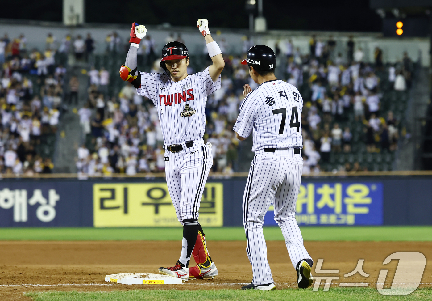 (서울=뉴스1) 김민지 기자 = 16일 오후 서울 송파구 잠실야구장에서 열린 '2026 신한SOL KBO리그' LG 트윈스와 KT 위즈의 경기, 9회말 1사 1루 상황에서 LG 박 …