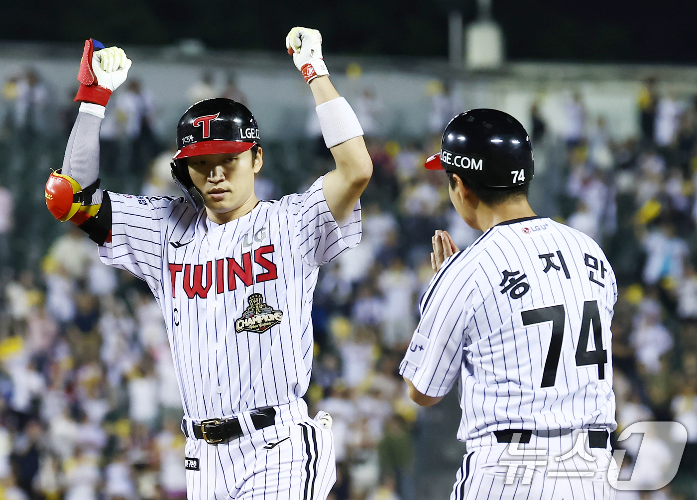 (서울=뉴스1) 김민지 기자 = 16일 오후 서울 송파구 잠실야구장에서 열린 '2026 신한SOL KBO리그' LG 트윈스와 KT 위즈의 경기, 9회말 1사 1루 상황에서 LG 박 …