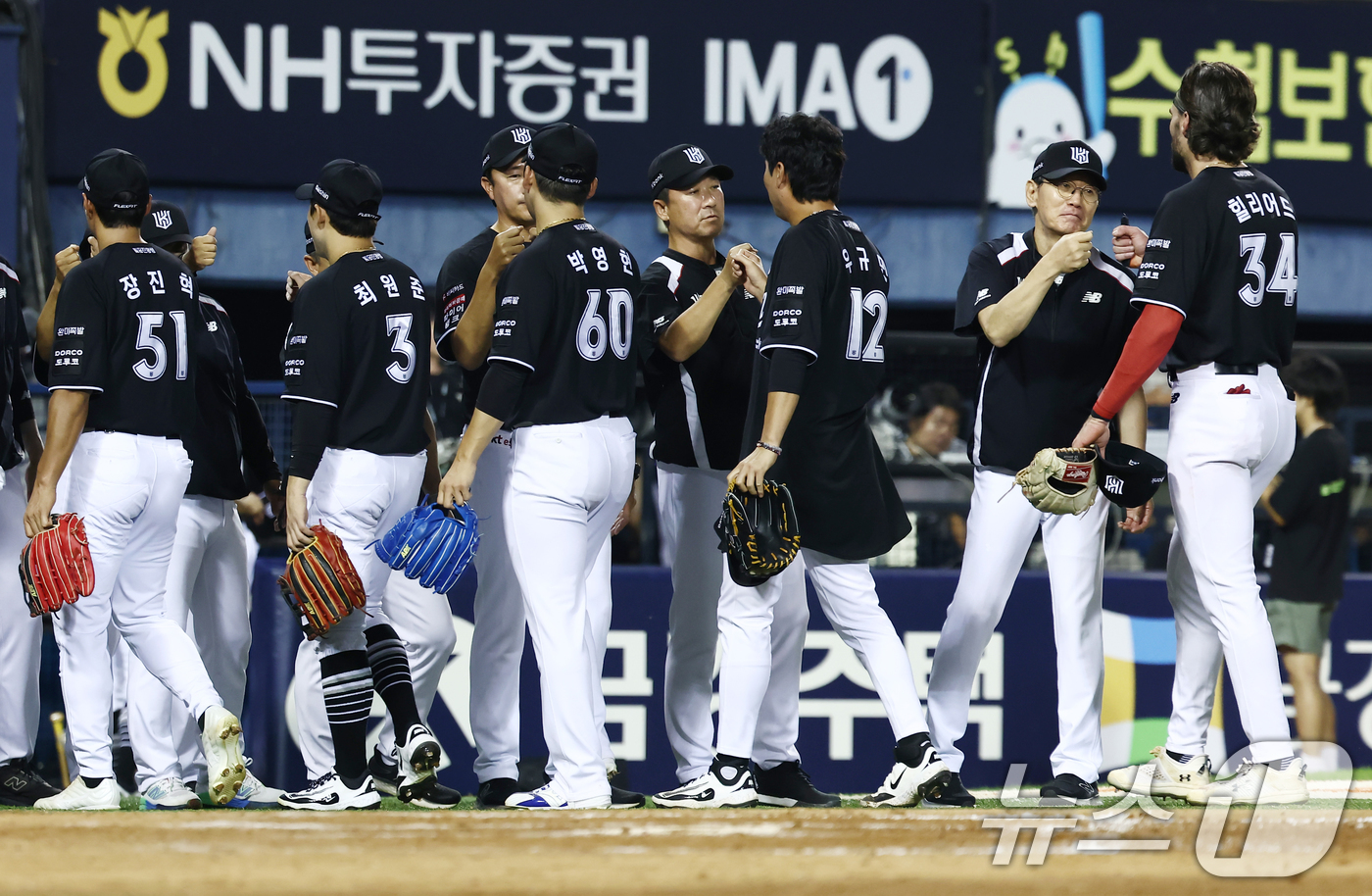 (서울=뉴스1) 김민지 기자 = 16일 오후 서울 송파구 잠실야구장에서 열린 '2026 신한SOL KBO리그' LG 트윈스와 KT 위즈의 경기에서 4대 3으로 승리한 KT 이강철 …