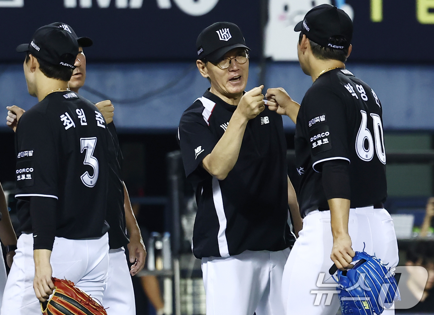 (서울=뉴스1) 김민지 기자 = 16일 오후 서울 송파구 잠실야구장에서 열린 '2026 신한SOL KBO리그' LG 트윈스와 KT 위즈의 경기에서 4대 3으로 승리한 KT 이강철 …
