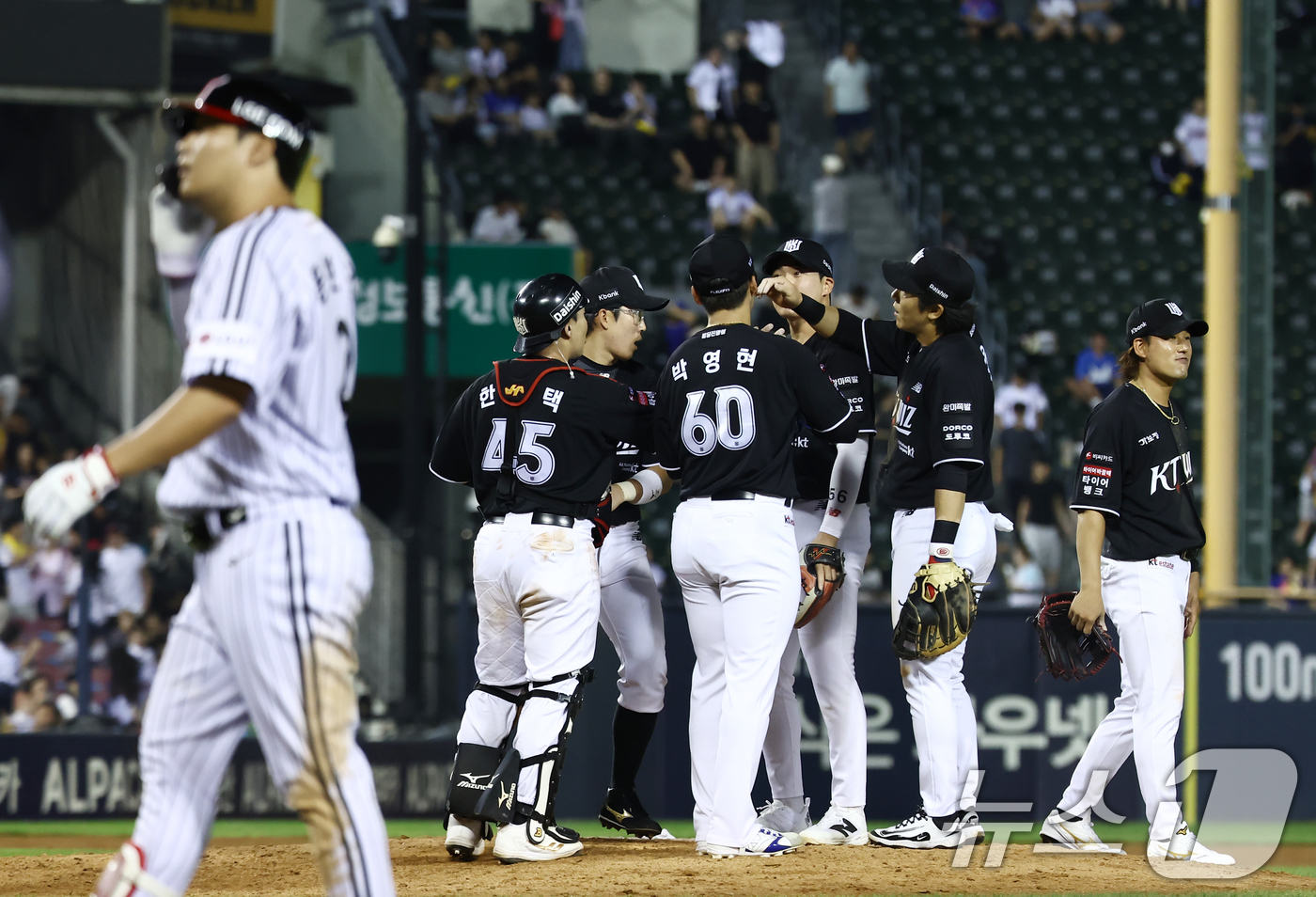 (서울=뉴스1) 김민지 기자 = 16일 오후 서울 송파구 잠실야구장에서 열린 '2026 신한SOL KBO리그' LG 트윈스와 KT 위즈의 경기에서 4대 3으로 승리한 KT 선수들이 …
