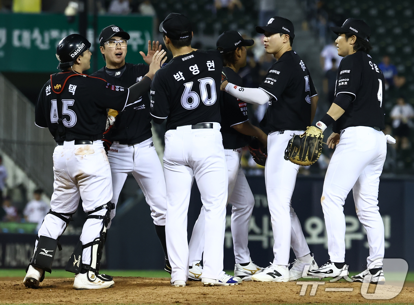 (서울=뉴스1) 김민지 기자 = 16일 오후 서울 송파구 잠실야구장에서 열린 '2026 신한SOL KBO리그' LG 트윈스와 KT 위즈의 경기에서 4대 3으로 승리한 KT 투수 박 …