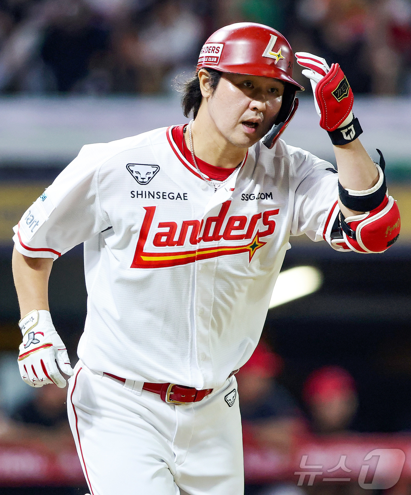 (서울=뉴스1) = SSG랜더스 최정이 16일 인천 SSG랜더스필드에서 열린 2026 신한SOL KBO리그 KIA 타이거즈와 홈 경기에서 5회말 1사 주자 2루 상황에 2점 홈런을 …