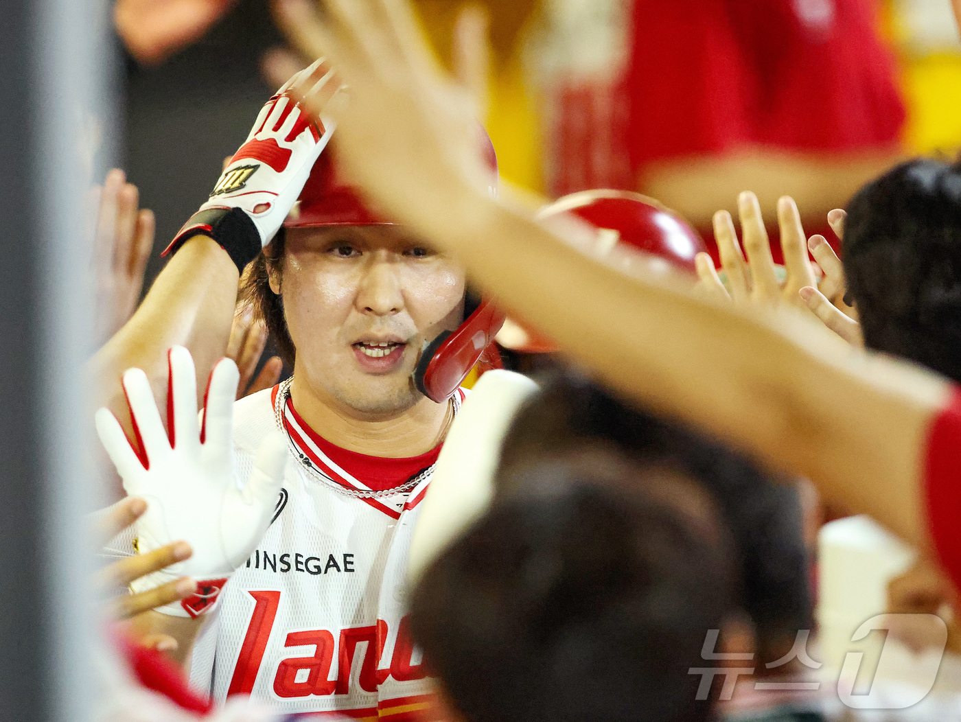(서울=뉴스1) = SSG랜더스 최정이 16일 인천 SSG랜더스필드에서 열린 2026 신한SOL KBO리그 KIA 타이거즈와 홈 경기에서 5회말 1사 주자 2루 상황에 2점 홈런을 …